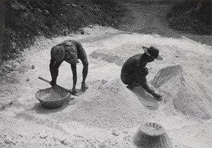 Salt Workers In Cuyutlán 3 — Manuel Álvarez Bravo