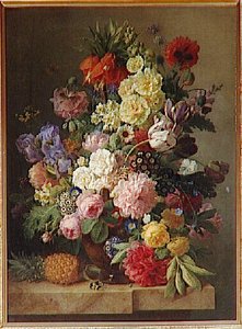 Fleurs sur une console de marbre avec un ananas