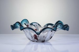 Wavy Blue Glass Fruit Bowl – Modern Decorative Accent