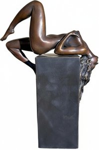 Textured Casting Bronze This Striking Sculpture Captures A Reclining Female Figure In Bronze, Radiating Grace And Movement. The Dynamic Pose – One Leg Raised, Arms Supporting The Form – Conveys A Sense Of Life And Energy. Detailed Texturing Simulates M, Modern & Minimalist Bronze Casting With Textured